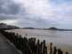  plage avec pieux en bois pour briser les lames
